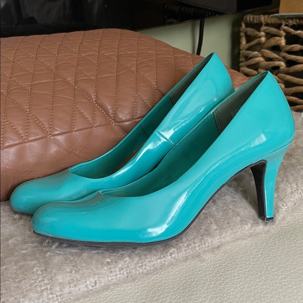 Comfort Plus by Predictions Turquoise Heels